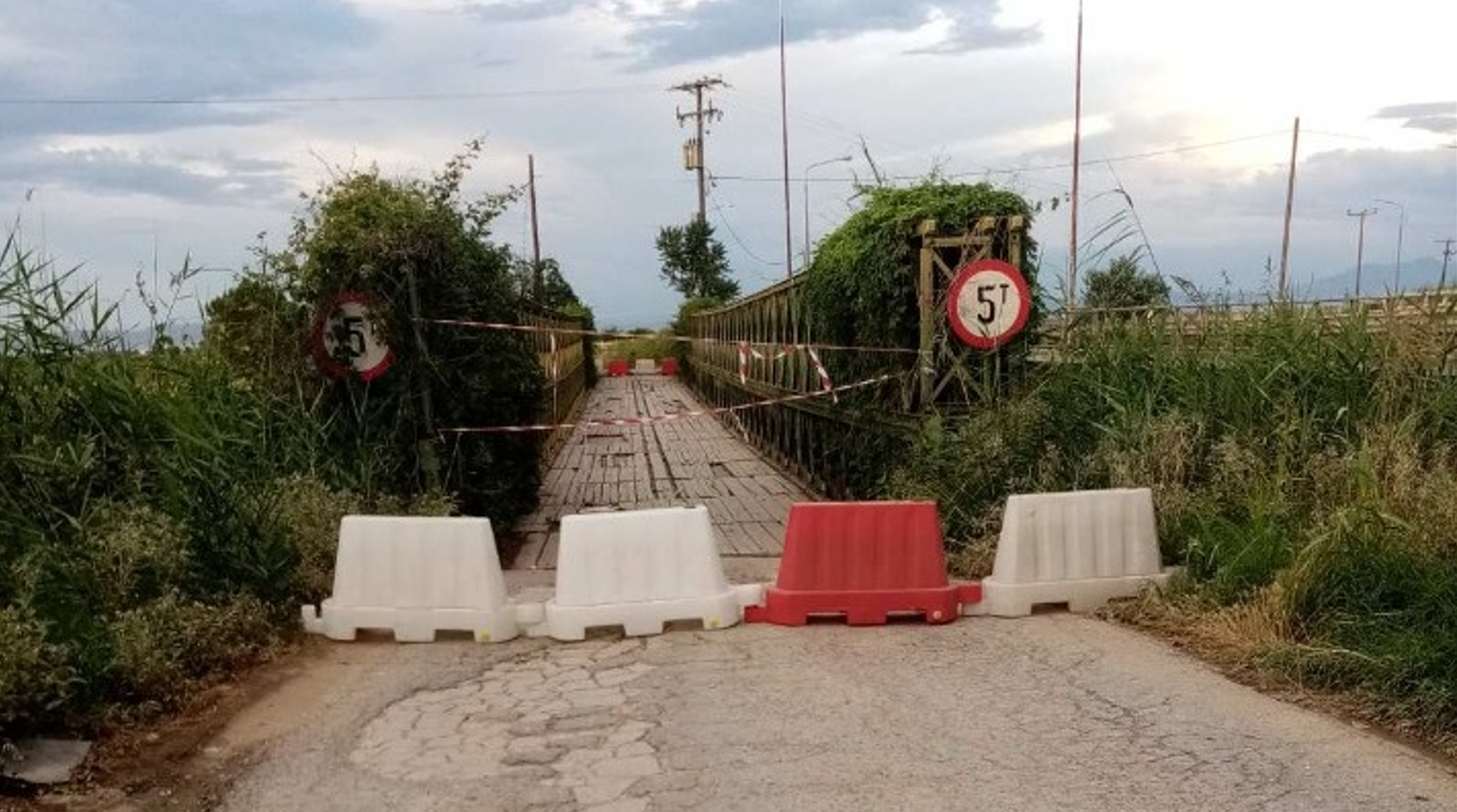 Αυτοψία κλιμακίου μηχανικών στη γέφυρα Μαλγάρων-Κλειδίου στο ύψος του Λουδία
