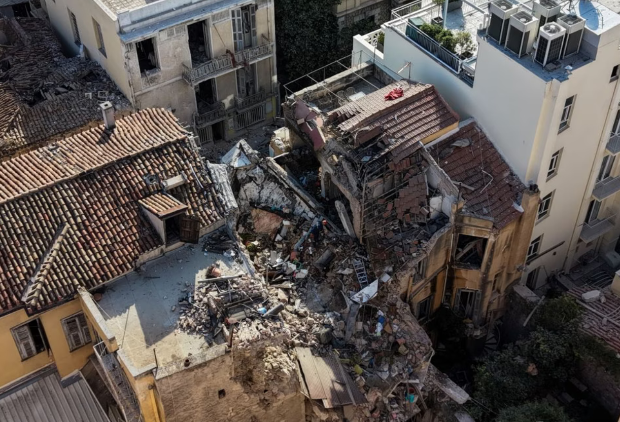 Έξι νεκροί ανασύρθηκαν από τα ερείπια του κτιρίου στην Πλάκα (VIDEO)