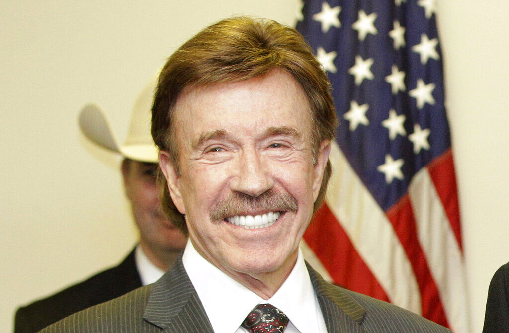 Πέθανε ο εμβληματικός Τσακ Νόρις