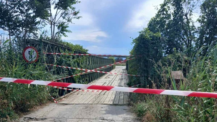 Κλειστή γέφυρα στον παράδρομο της εθνικής οδού Θεσσαλονίκης - Αθηνών μεταξύ Μαλγάρων και Κλειδίου