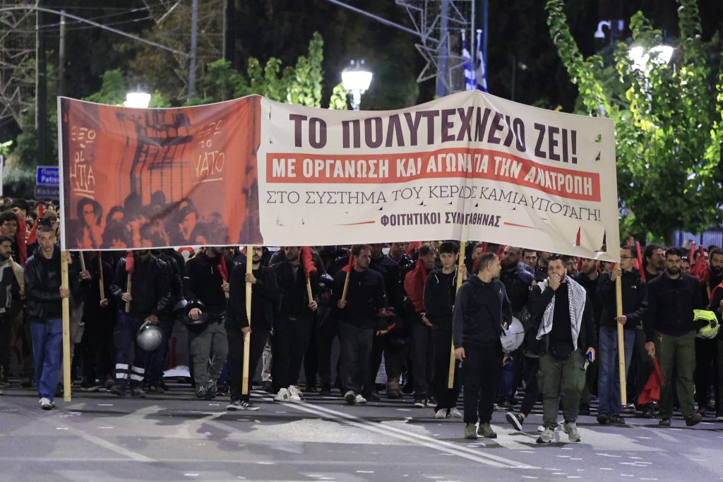 Χιλιάδες κόσμου τίμησε την 52η επέτειο της εξέγερσης του Πολυτεχνείου