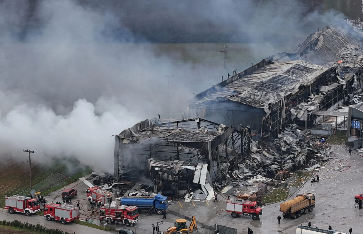 Πόρισμα Πυροσβεστικής για τη Βιολάντα: Η πολύμηνη διαρροή και ο σπινθήρας που τίναξε το εργοστάσιο στον αέρα