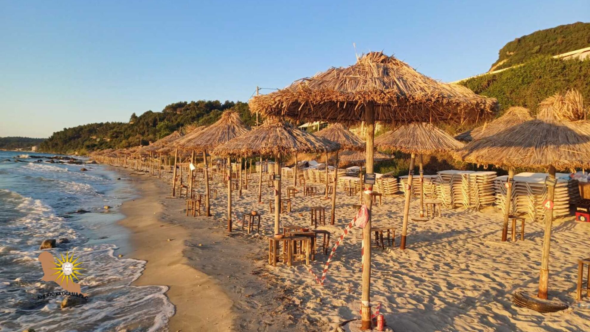 «Ξηλώθηκαν» 700 ξαπλώστρες και 300 ομπρέλες στη Χαλκιδική